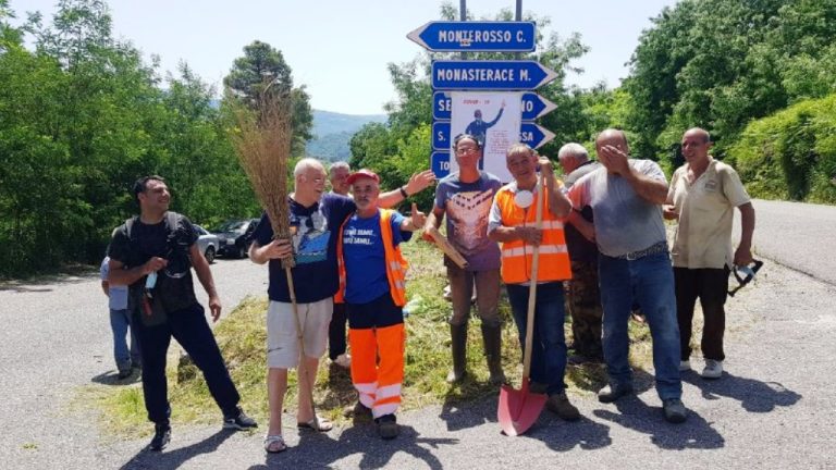 Monterosso, la Provincia latita e i cittadini ripuliscono la strada – Video