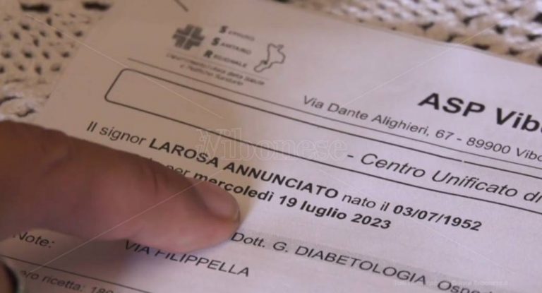 Gli fissano la visita nel 2023, se non si presenta pagherà una penale – Video