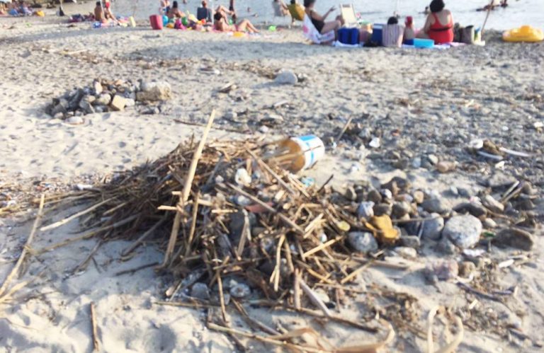 Pizzo, la spiaggetta “La nave” ostaggio di rifiuti e degrado