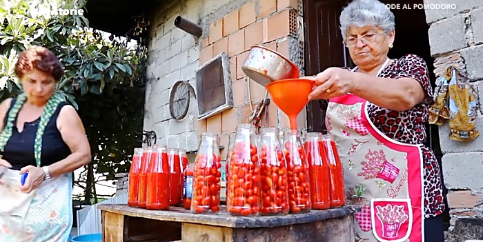 “Ode al pomodoro”, la tradizione della salsa fatta in casa a LaC Storie – Video