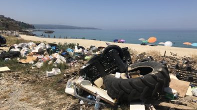 L’Arpacal individua la presenza di rifiuti sulle spiagge di Nicotera e Pizzo