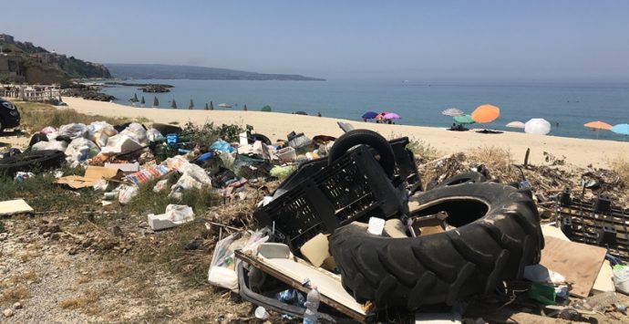 L’Arpacal individua la presenza di rifiuti sulle spiagge di Nicotera e Pizzo