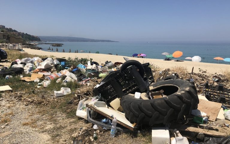 L’Arpacal individua la presenza di rifiuti sulle spiagge di Nicotera e Pizzo