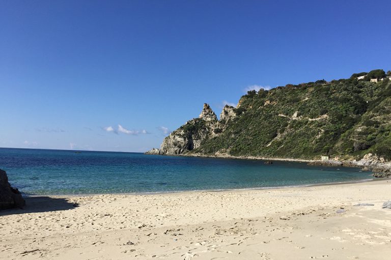Arto mozzato ritrovato sulla spiaggia di Santa Maria di Ricadi, indagini