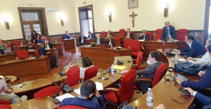 Comune Vibo, l’opposizione “punisce” l’ottimismo del sindaco