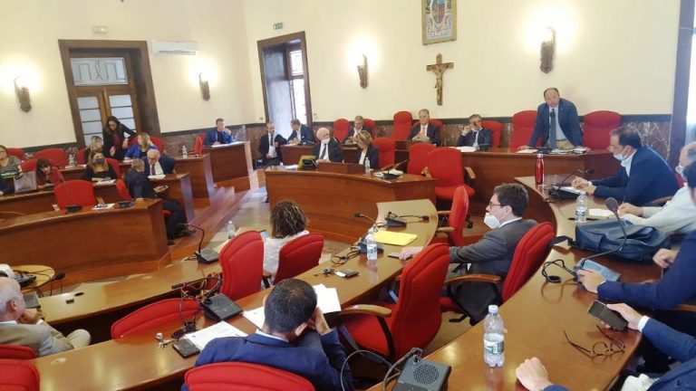 Comune Vibo, l’opposizione “punisce” l’ottimismo del sindaco