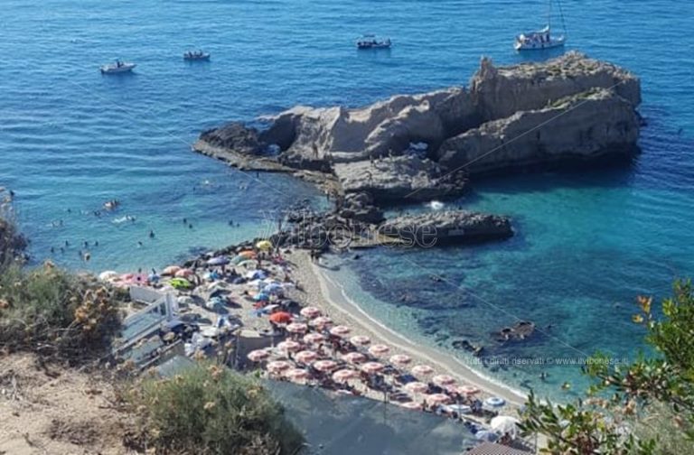 Baia di Riaci a Ricadi: a tempo record ritornano gli ombrelloni abusivi