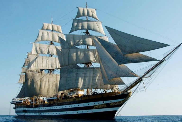 La nave scuola Amerigo Vespucci in arrivo nel mare vibonese