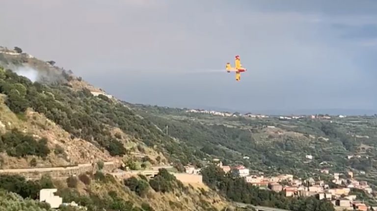 Vasti incendi sul costone fra Joppolo e Caroniti, intervengono due canadair