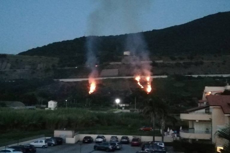 Incendio a Pizzo, le fiamme lambiscono l’autostrada