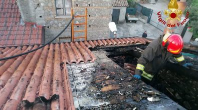 Tetto in fiamme a Spadola, l’intervento dei Vigili del fuoco scongiura il peggio