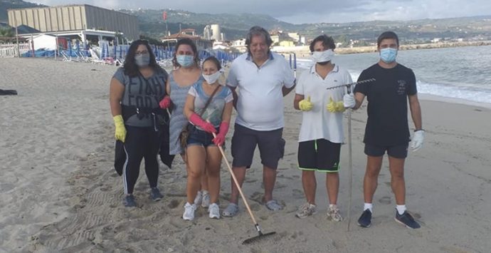 I ragazzi del Leo Club ripuliscono la spiaggia di Vibo Marina