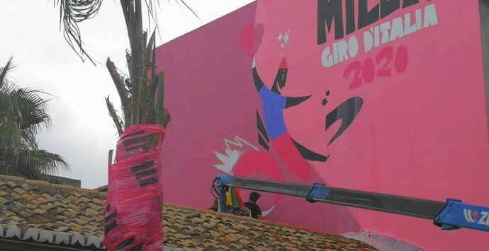 Giro d’Italia, un murales di Massimo Sirelli accoglierà i ciclisti a Mileto – Video