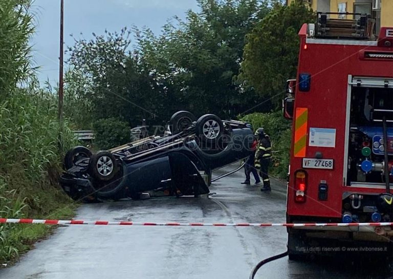 Grosso masso in strada, pick-up si ribalta alle porte di Vibo