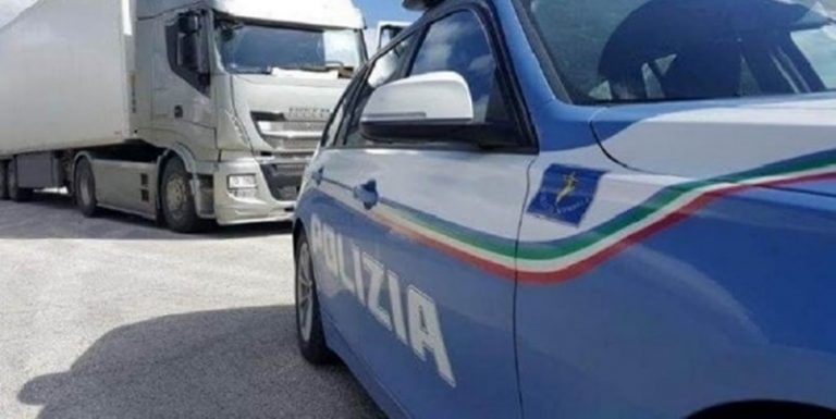 Ubriaco in autostrada su autoarticolato, sorpreso dalla Polstrada di Vibo