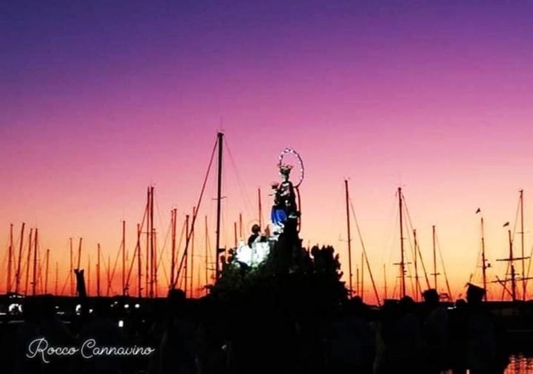 Anche senza processione a mare, Vibo Marina s’inchina alla Madonna di Pompei