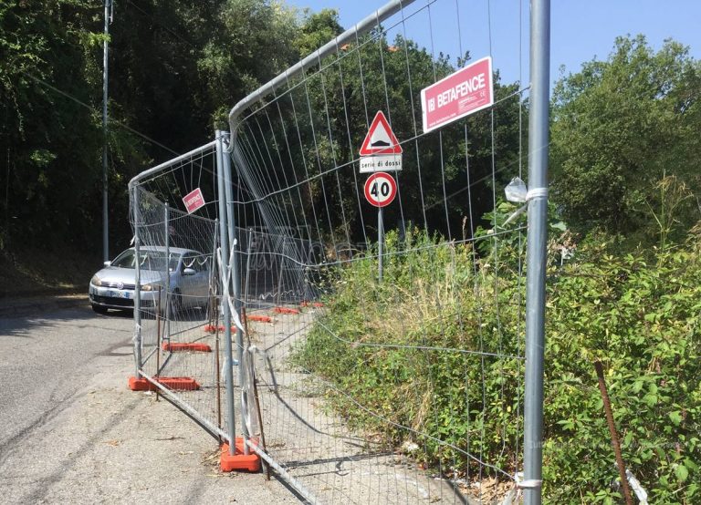 Longobardi, strada “chiusa” da quasi un anno: i lavori non partono e i rischi aumentano