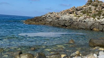 Mare sporco e schiuma rovinano il finale di stagione lungo la costa tirrenica – Video