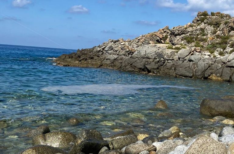 Mare sporco e schiuma rovinano il finale di stagione lungo la costa tirrenica – Video