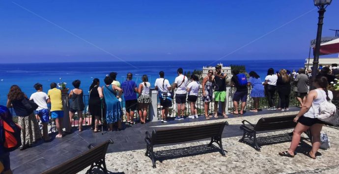 La Vespucci a Tropea, la “nave più bella del mondo” omaggia la Perla del Tirreno – Foto/Video