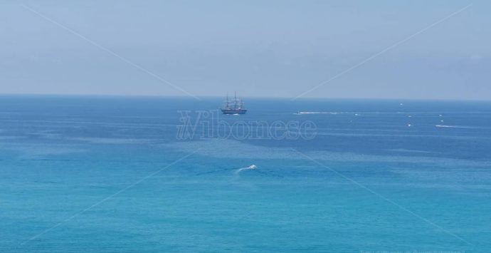 La Vespucci a Tropea, la “nave più bella del mondo” omaggia la Perla del Tirreno – Foto/Video