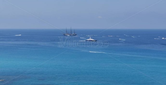 La Vespucci a Tropea, la “nave più bella del mondo” omaggia la Perla del Tirreno – Foto/Video