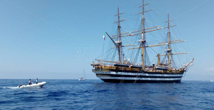 La Vespucci a Tropea, la “nave più bella del mondo” omaggia la Perla del Tirreno – Foto/Video