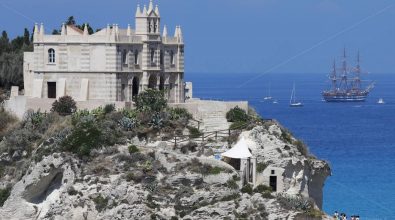La Vespucci a Tropea, la “nave più bella del mondo” omaggia la Perla del Tirreno – Foto/Video