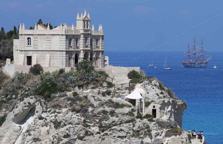 La Vespucci a Tropea, la “nave più bella del mondo” omaggia la Perla del Tirreno – Foto/Video