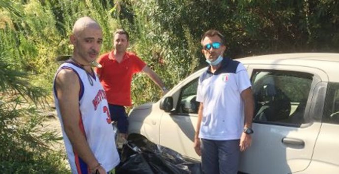 Tre giovani residenti al nord ripuliscono la strada fra Vibo Marina e Pizzo
