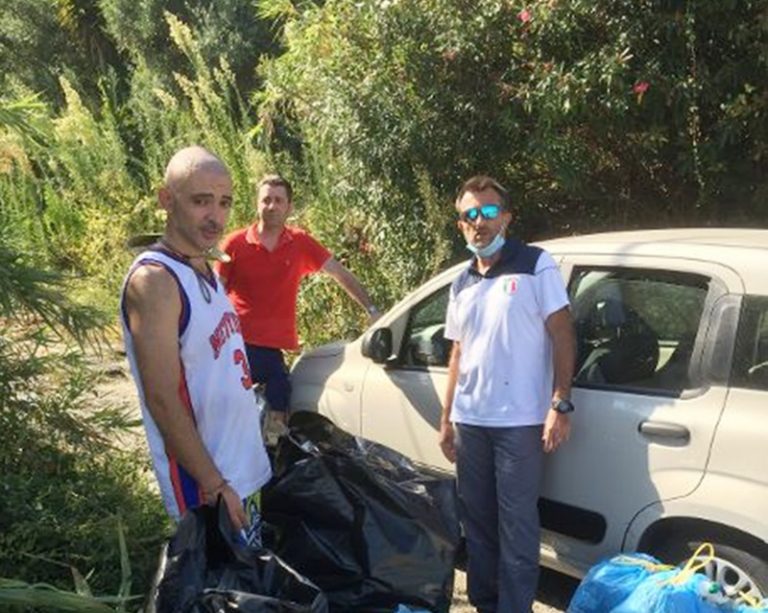 Tre giovani residenti al nord ripuliscono la strada fra Vibo Marina e Pizzo