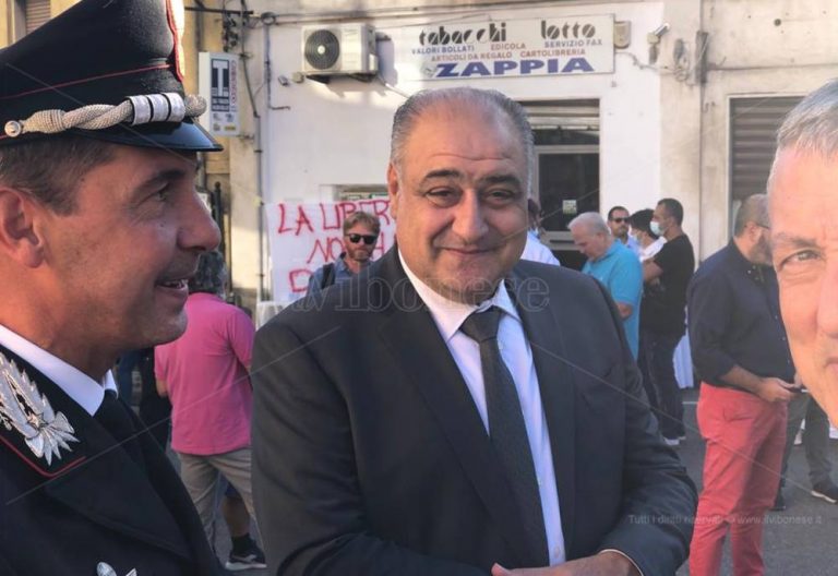 Zappia riapre la sua tabaccheria a Nicotera: «Denunciare è stata una gran cosa» – Foto/Video