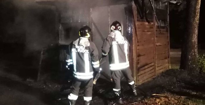 Serra San Bruno, a fuoco la casetta del parcheggio di Santa Maria del bosco – Foto