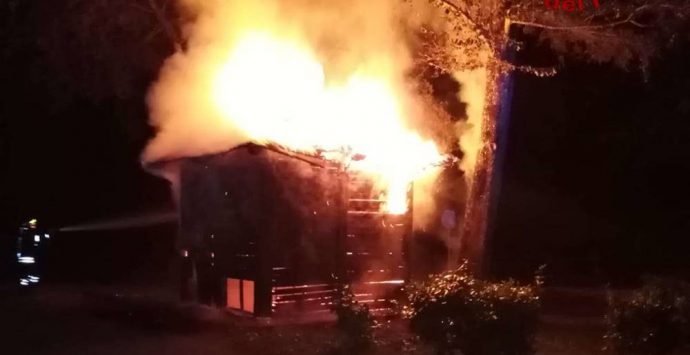 Serra San Bruno, a fuoco la casetta del parcheggio di Santa Maria del bosco – Foto
