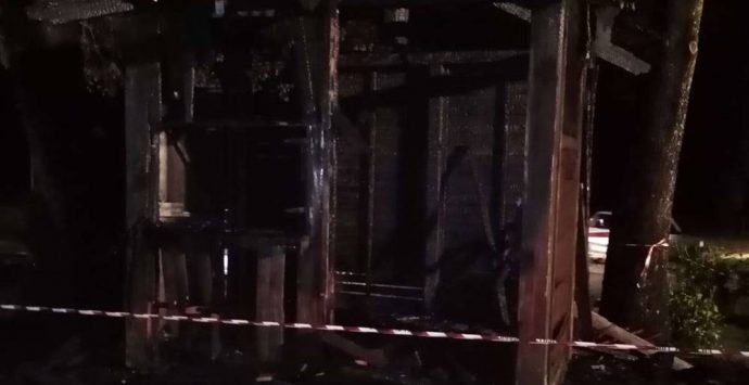 Serra San Bruno, a fuoco la casetta del parcheggio di Santa Maria del bosco – Foto