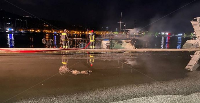 Incendio al porto di Vibo Marina, peschereccio in fiamme in banchina – Foto/Video