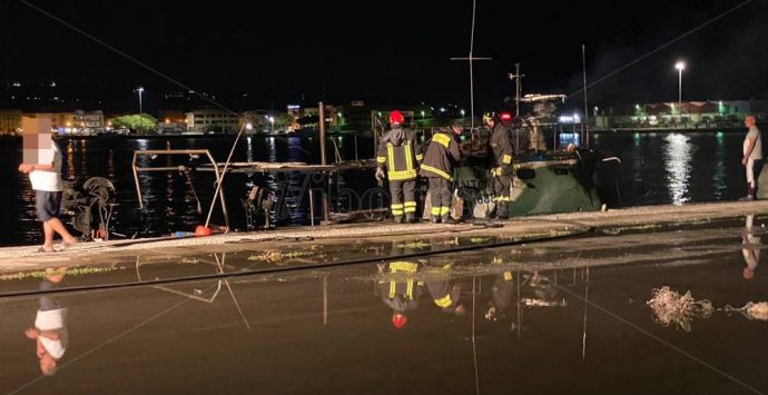 Incendio al porto di Vibo Marina, peschereccio in fiamme in banchina – Foto/Video