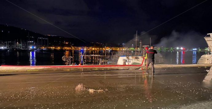 Incendio al porto di Vibo Marina, peschereccio in fiamme in banchina – Foto/Video