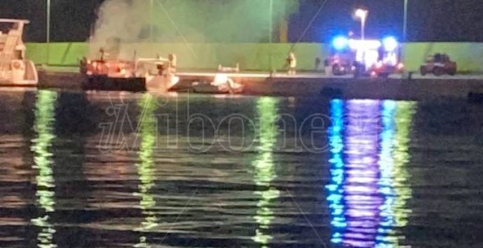 Incendio al porto di Vibo Marina, peschereccio in fiamme in banchina – Foto/Video