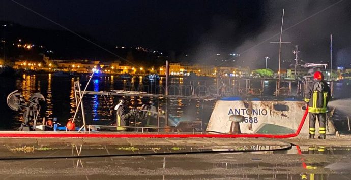 Incendio al porto di Vibo Marina, peschereccio in fiamme in banchina – Foto/Video