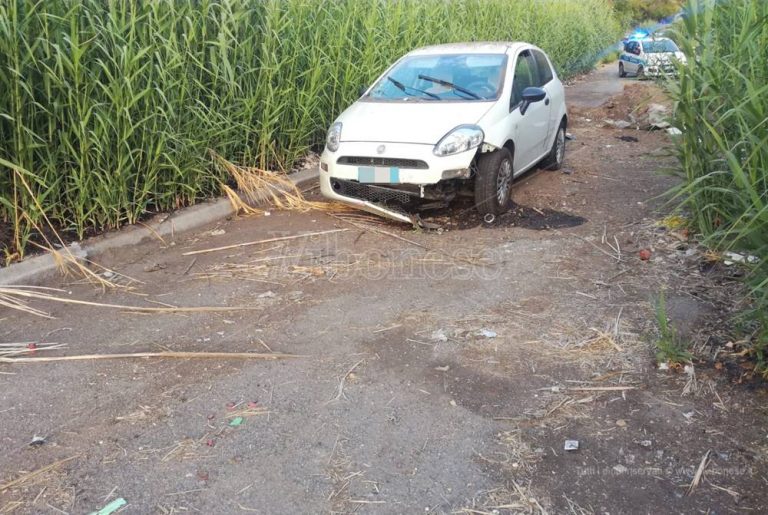 Strada chiusa da un cumulo di terra, incidente nei pressi dell’ex cementificio