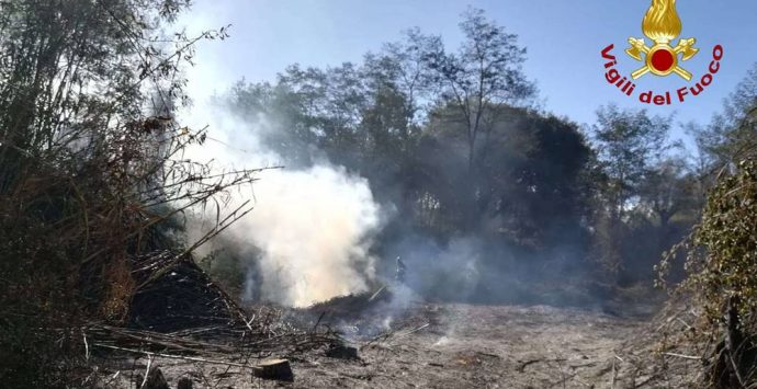 Incendio minaccia il cimitero di Panaia, in fumo un ettaro di macchia mediterranea – Foto