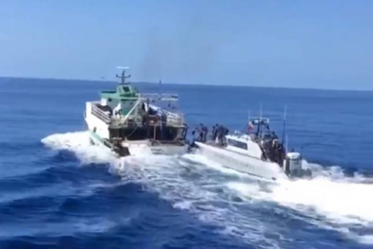 Peschereccio tunisino sperona motovedetta, la Gdf di Vibo apre il fuoco – Video