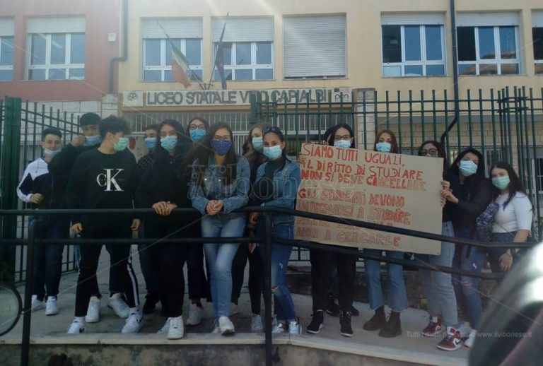 La “guerra delle aule”, presidi contro a Vibo: a pagare sono gli studenti – Video