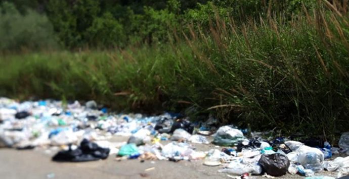 Località Celantonio di Vena Media alle prese con una montagna di rifiuti