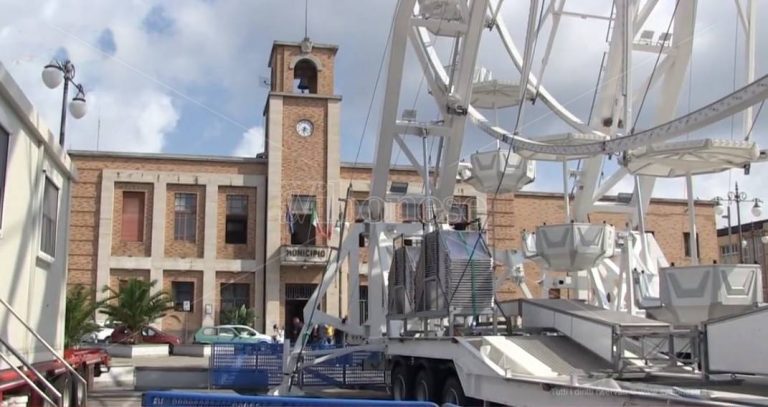 Vibo si divide sulla ruota panoramica: «Ovunque ma non in piazza» – Video
