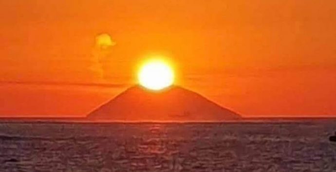 La danza del sole sul vulcano, ecco lo spettacolare tramonto sullo Stromboli