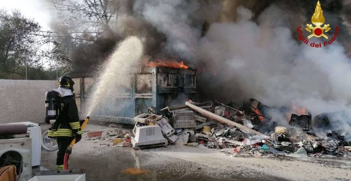 San Gregorio, in fiamme deposito di rifiuti non pericolosi – Foto/Video