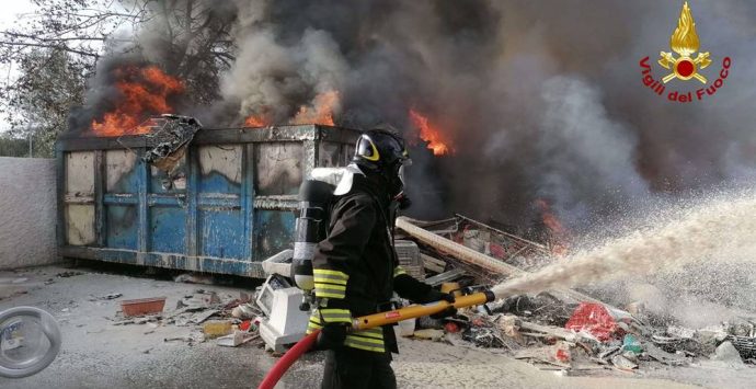 San Gregorio, in fiamme deposito di rifiuti non pericolosi – Foto/Video