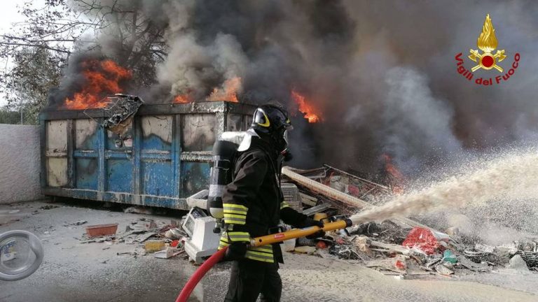 San Gregorio, in fiamme deposito di rifiuti non pericolosi – Foto/Video